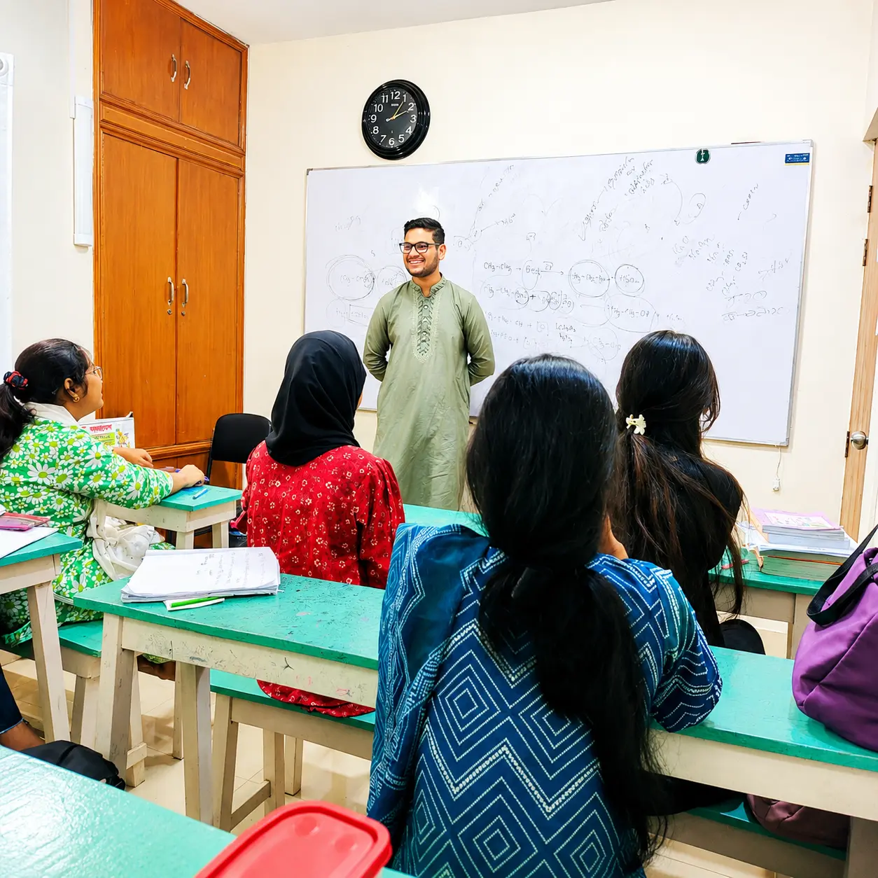 SAGE Academy ক্লাসে শিক্ষক হোয়াইটবোর্ডে পড়াচ্ছেন