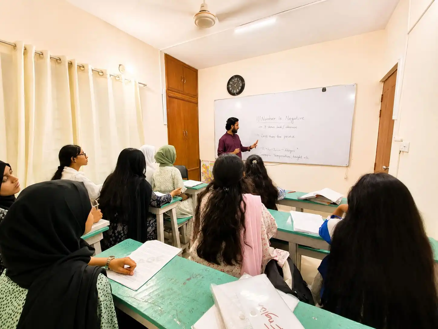 SAGE Academy ক্লাসরুমে শিক্ষার্থীরা ক্লাস করছেন